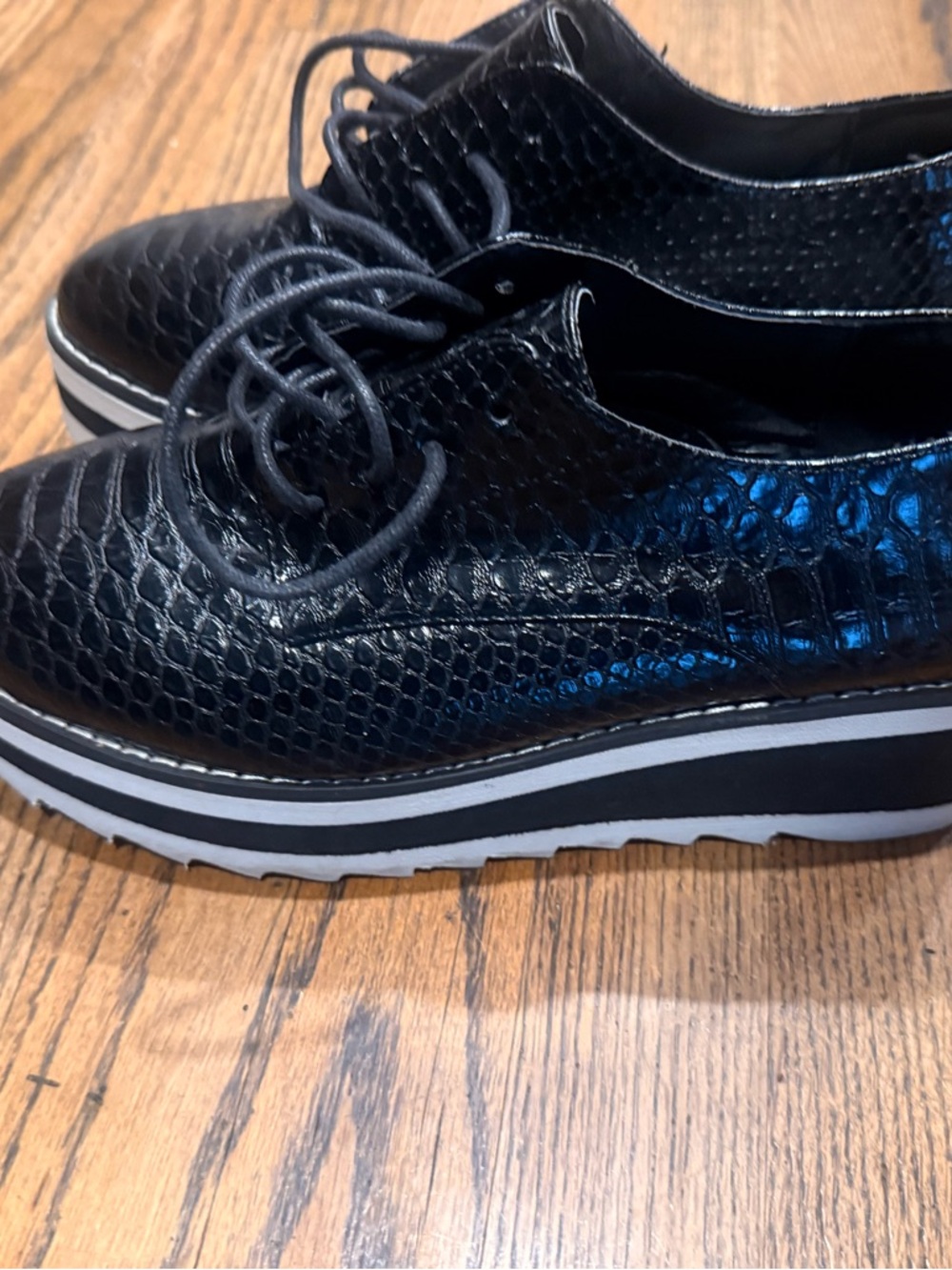 Madden Girl Black Faux-Snake Platform Oxfords with White Trim - Picture 3 of 8